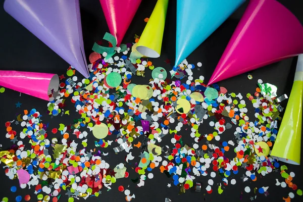 Partij hoed met confetti op zwarte achtergrond — Stockfoto