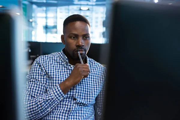 Ingénieur informatique travaillant au bureau — Photo