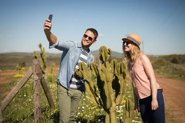 Couple prenant selfie avec téléphone portable — Photo