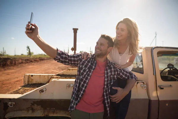 Çift telefonuyla selfie çekiyor. — Stok fotoğraf