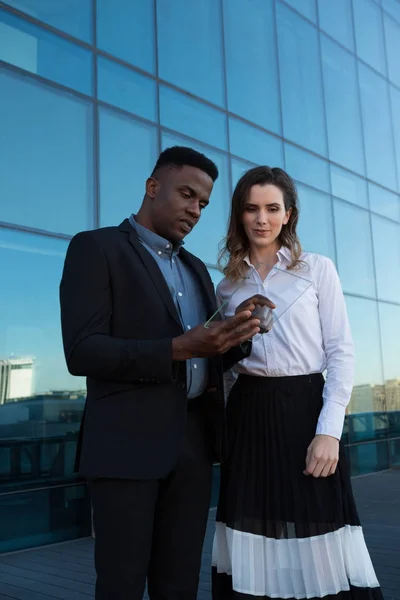 Executivo masculino e feminino usando tablet de vidro — Fotografia de Stock