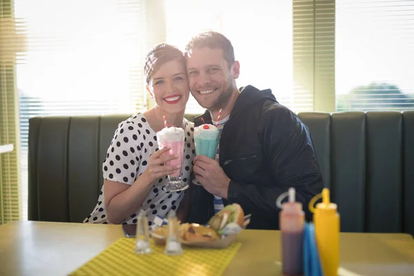 Пара пьет молочный коктейль в ресторане — стоковое фото