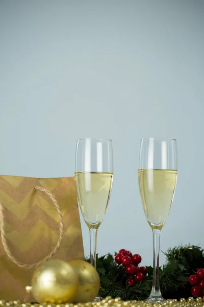 Champagne flöjt och jul dekoration — Stockfoto