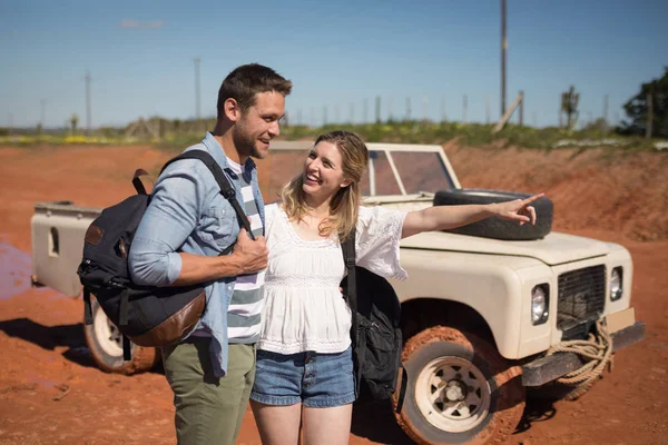 Pareja de pie junto con la mochila — Foto de Stock