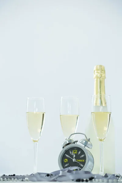 Champanhe com despertador e vidro — Fotografia de Stock