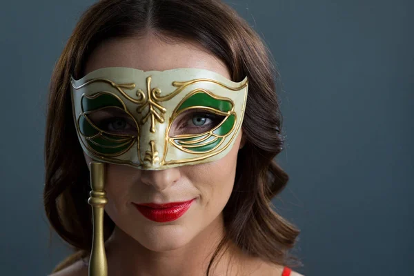 Vrouw dragen maskerade masker — Stockfoto