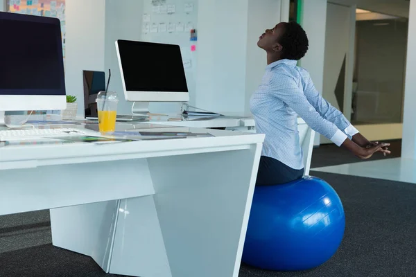 Ejercicio ejecutivo sobre la pelota de fitness — Foto de Stock