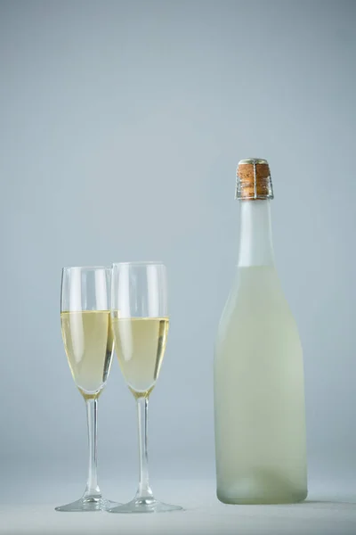 Glas champagne med champagneflaska — Stockfoto