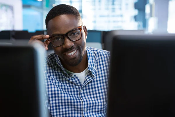 Ingénieur informatique assis au bureau — Photo