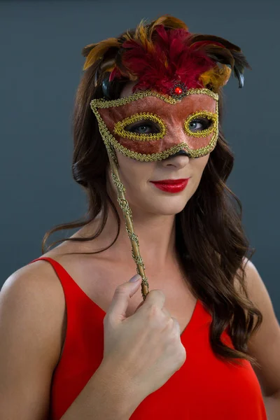 Žena nosit maškarní masku — Stock fotografie