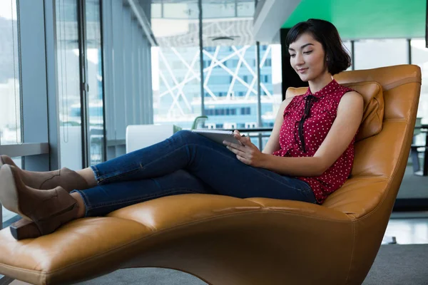 Ejecutivo femenino usando tableta digital — Foto de Stock