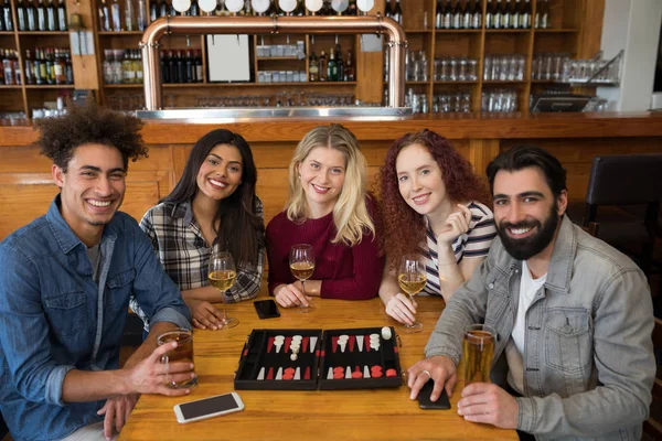 Amigos tomando un vaso de cerveza en el bar — Foto de Stock