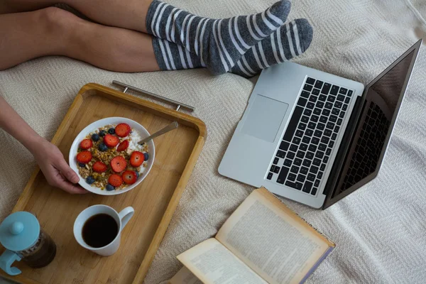 Femme prenant le petit déjeuner au lit — Photo