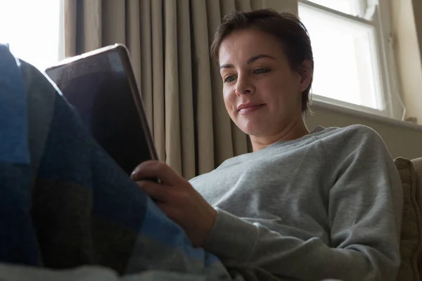 Mujer usando tableta digital — Foto de Stock