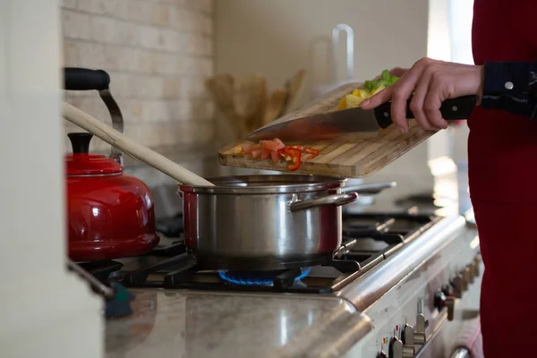 Mujer cocina comida en la cocina —  Fotos de Stock