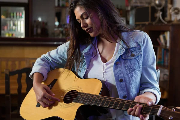 Kvinna spelar gitarr — Stockfoto