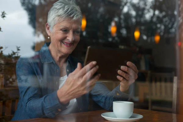 Digitális tablettát használó idős nő — Stock Fotó