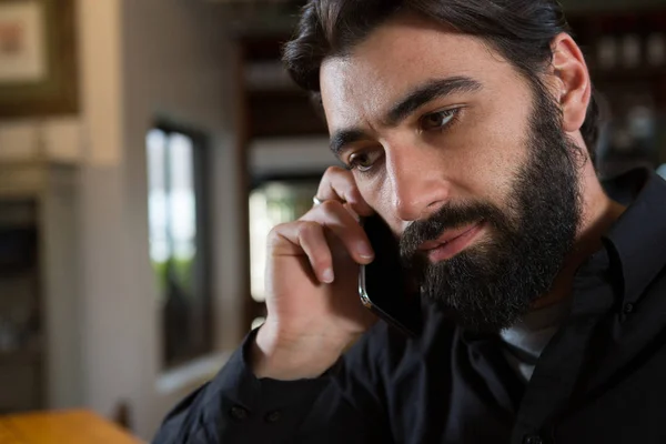 Hombre hablando por teléfono móvil —  Fotos de Stock