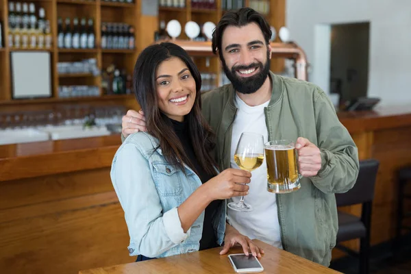 Lachende paar met een drankje in bar — Stockfoto