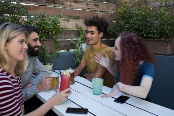 Vrienden interactie terwijl het hebben van glas van dranken — Stockfoto