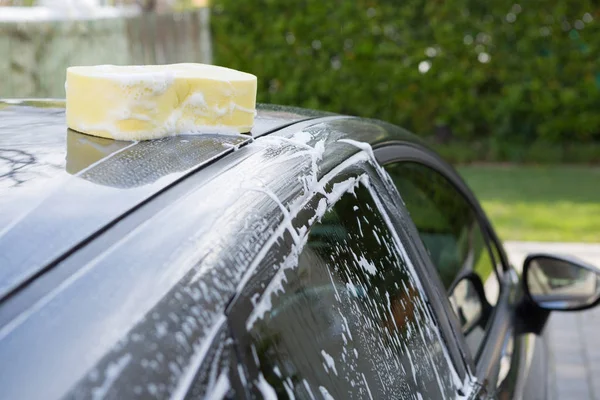 Esponja húmeda empapada mantenida en el techo del coche — Foto de Stock