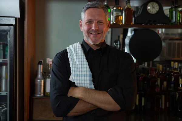 Barman, stojící na baru — Stock fotografie