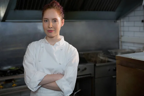 Femme chef avec les mains croisées — Photo