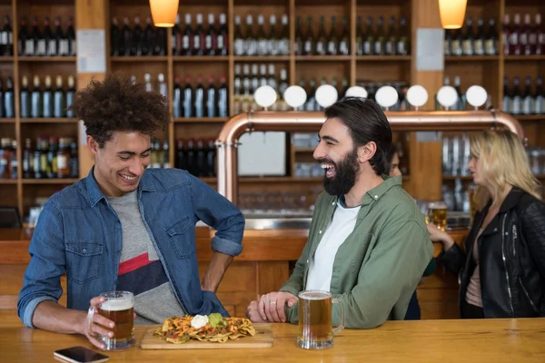 Twee mannelijke vrienden met glas bier — Stockfoto