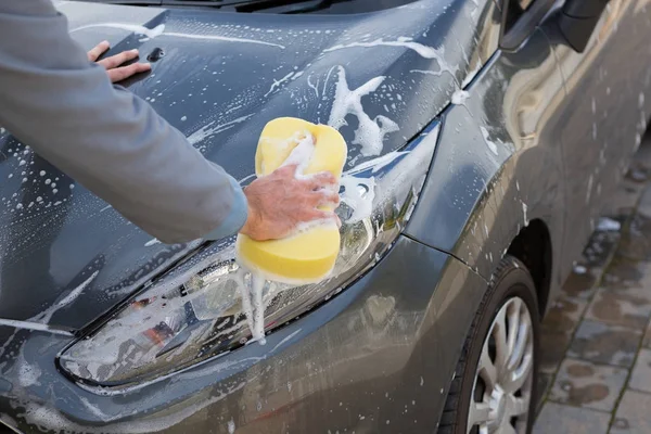 Bir araba kaporta yıkama oto servis personeli — Stok fotoğraf