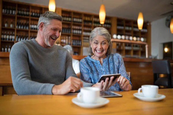 Senior couple looking photos on phone — Stock Photo, Image