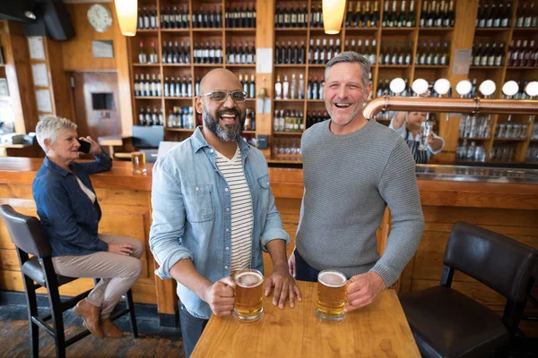 Hommes ayant un verre d'ours au restaurant — Photo