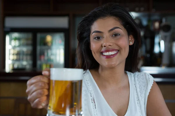 Nő a gazdaság sör üveg — Stock Fotó
