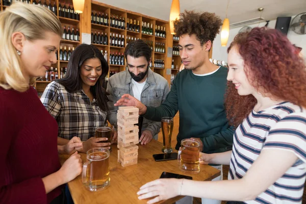 Vrienden spelen met houten blokken — Stockfoto