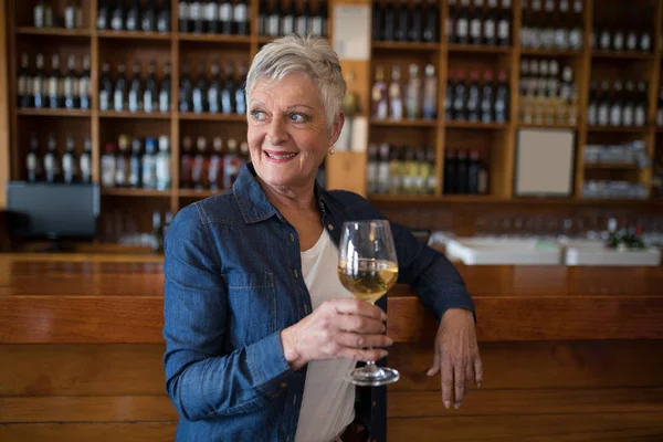 Femme âgée prenant un verre de vin — Photo