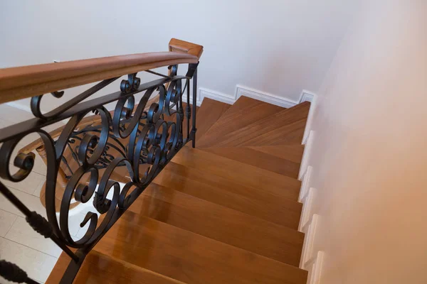 Внутренние деревянные лестницы с металлическими перилами — стоковое фото