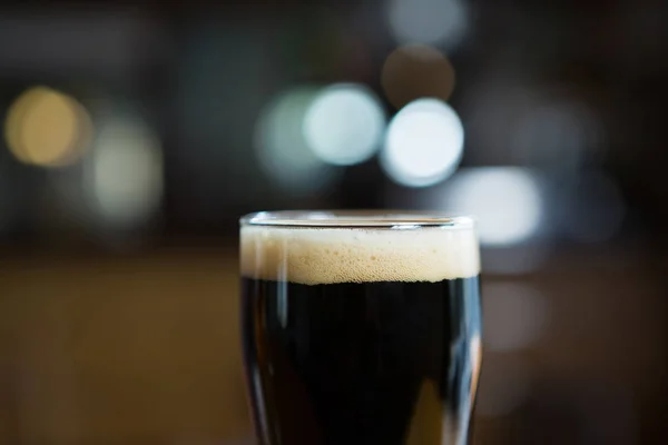 Vaso de cerveza en el mostrador — Foto de Stock