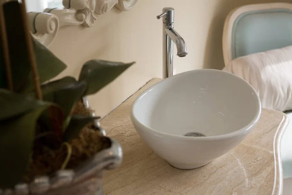 Primo piano del rubinetto e del lavandino in bagno — Foto Stock
