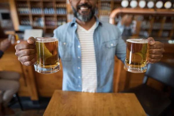 Man met glazen bier — Stockfoto