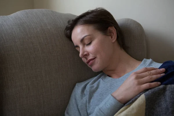 Woman sleeping on sofa — Stock Photo, Image