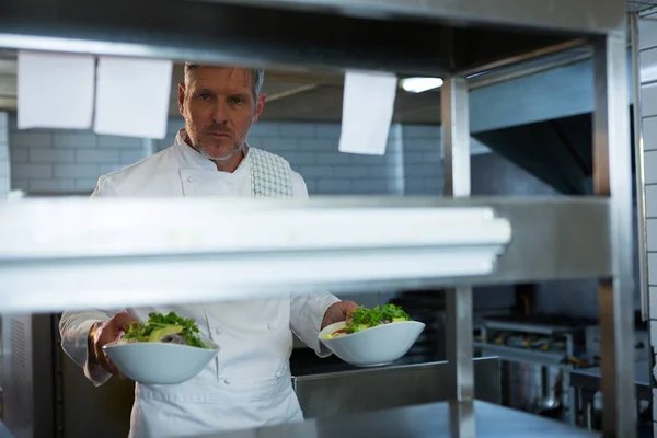 Чоловічий шеф-кухар тримає харчову тарілку — стокове фото