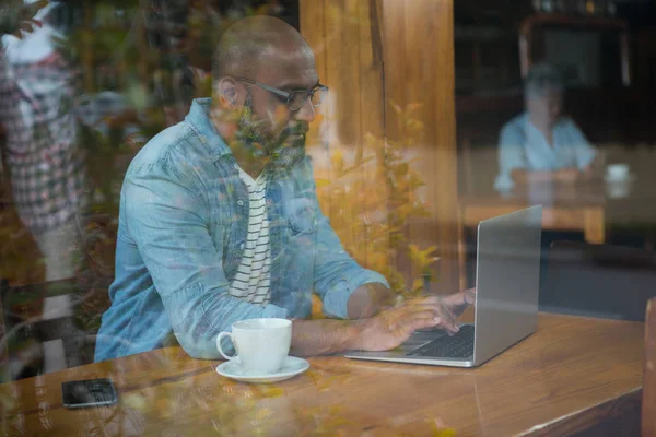 Mann benutzt Laptop — Stockfoto