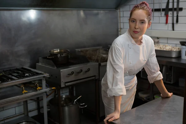 Жіночий шеф-кухар стоїть на кухні — стокове фото