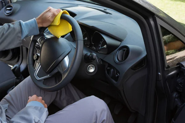 Pessoal de serviço automático limpeza interior do carro — Fotografia de Stock