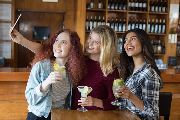 Freundinnen machen Selfie — Stockfoto