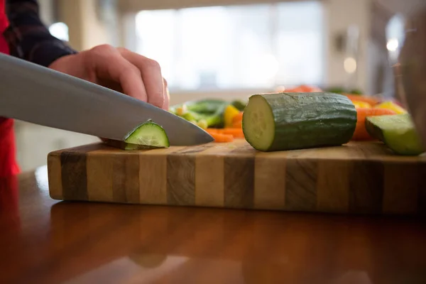 Woman cutting vegetable in kitchen — Stock Photo, Image