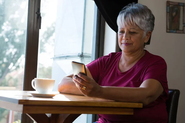 Senior woman using mobile phone — Stock Photo, Image