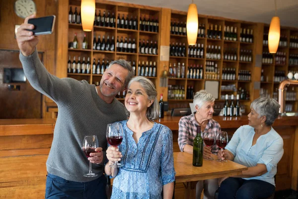 Seniorenpaar macht Selfie — Stockfoto