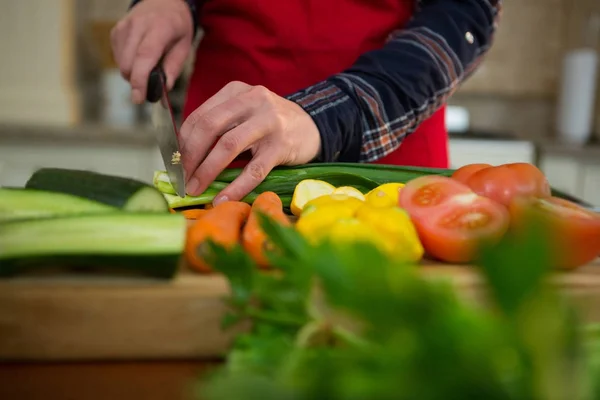 Mitten delen av kvinnan skära grönsaker — Stockfoto