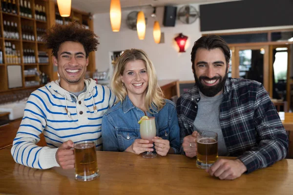 Glas drinken met vrienden — Stockfoto