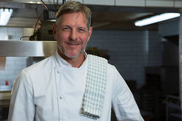 Chef masculino de pie en la cocina comercial — Foto de Stock